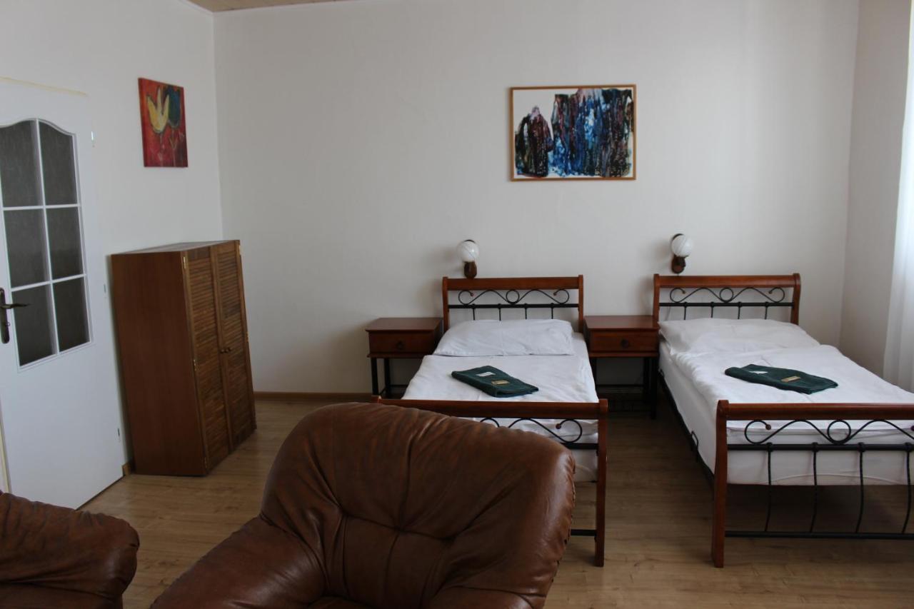 Hotel Cerny Kun Лоуни Екстер'єр фото