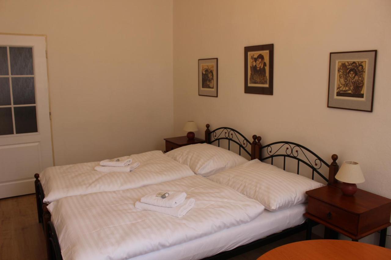 Hotel Cerny Kun Лоуни Екстер'єр фото
