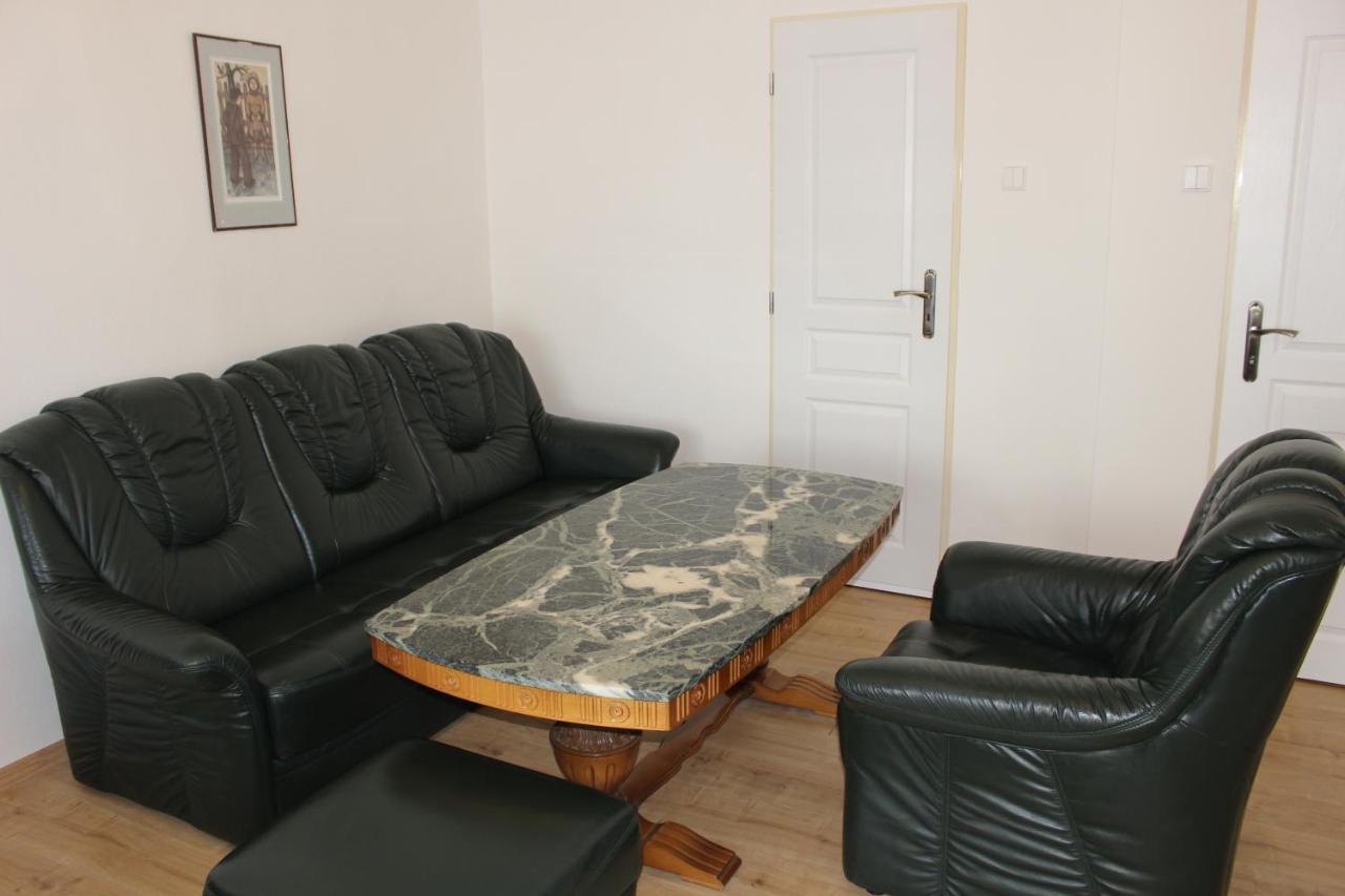Hotel Cerny Kun Лоуни Екстер'єр фото