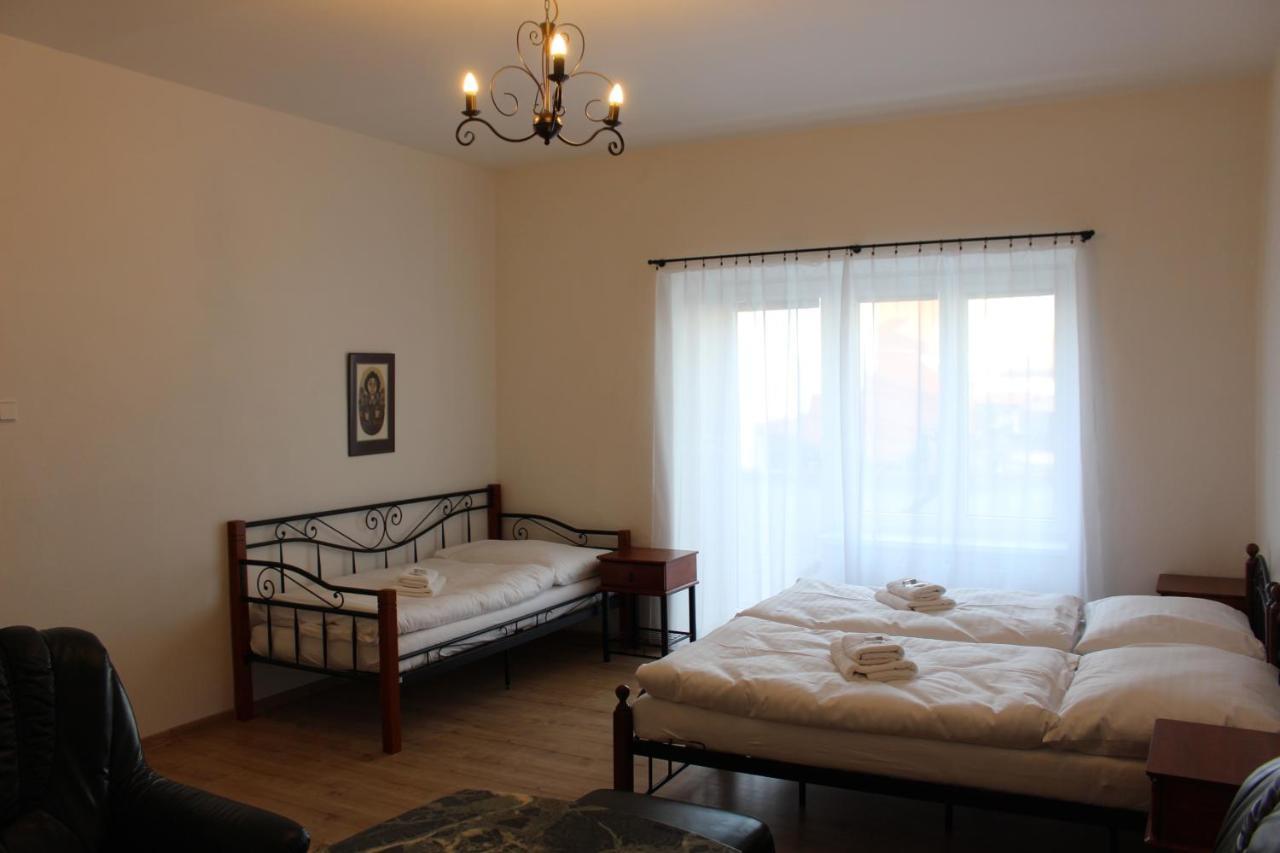 Hotel Cerny Kun Лоуни Екстер'єр фото