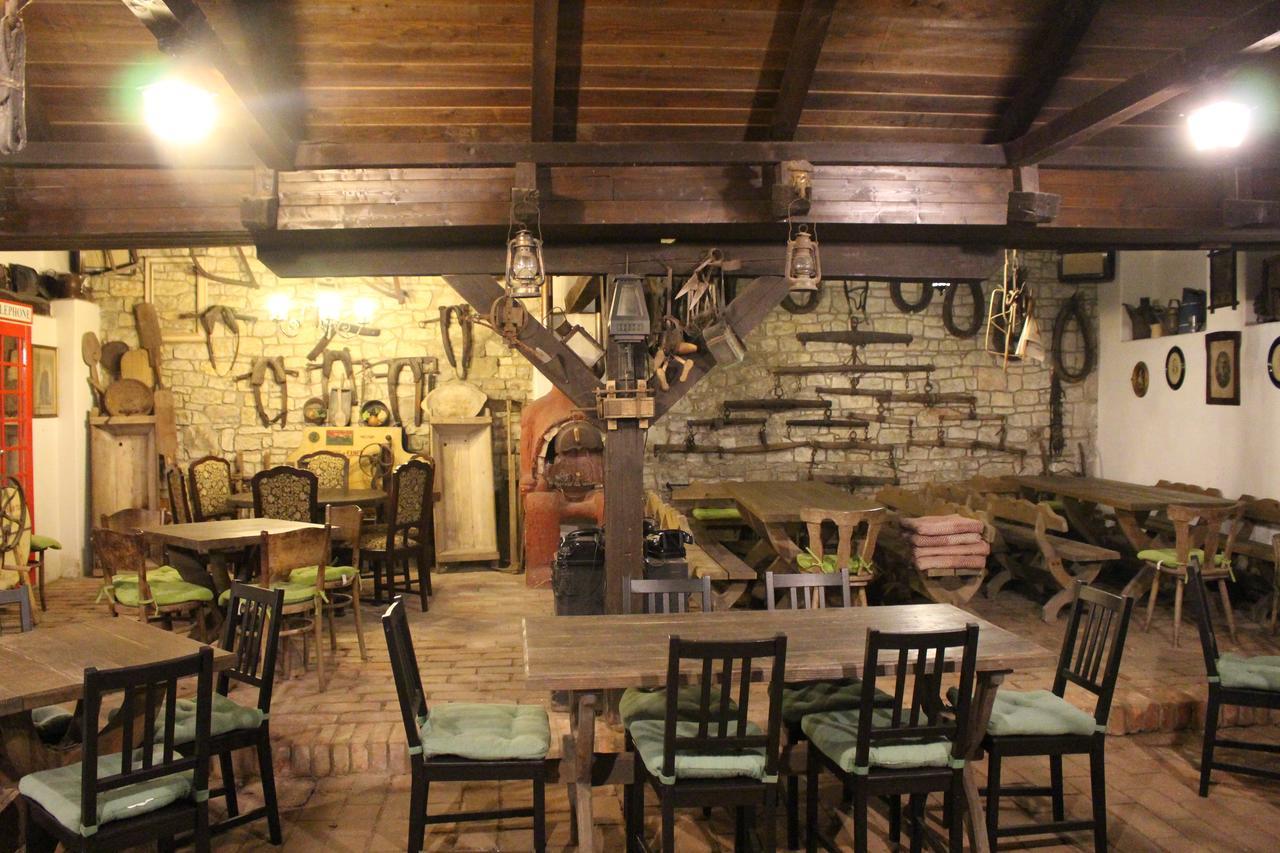 Hotel Cerny Kun Лоуни Екстер'єр фото