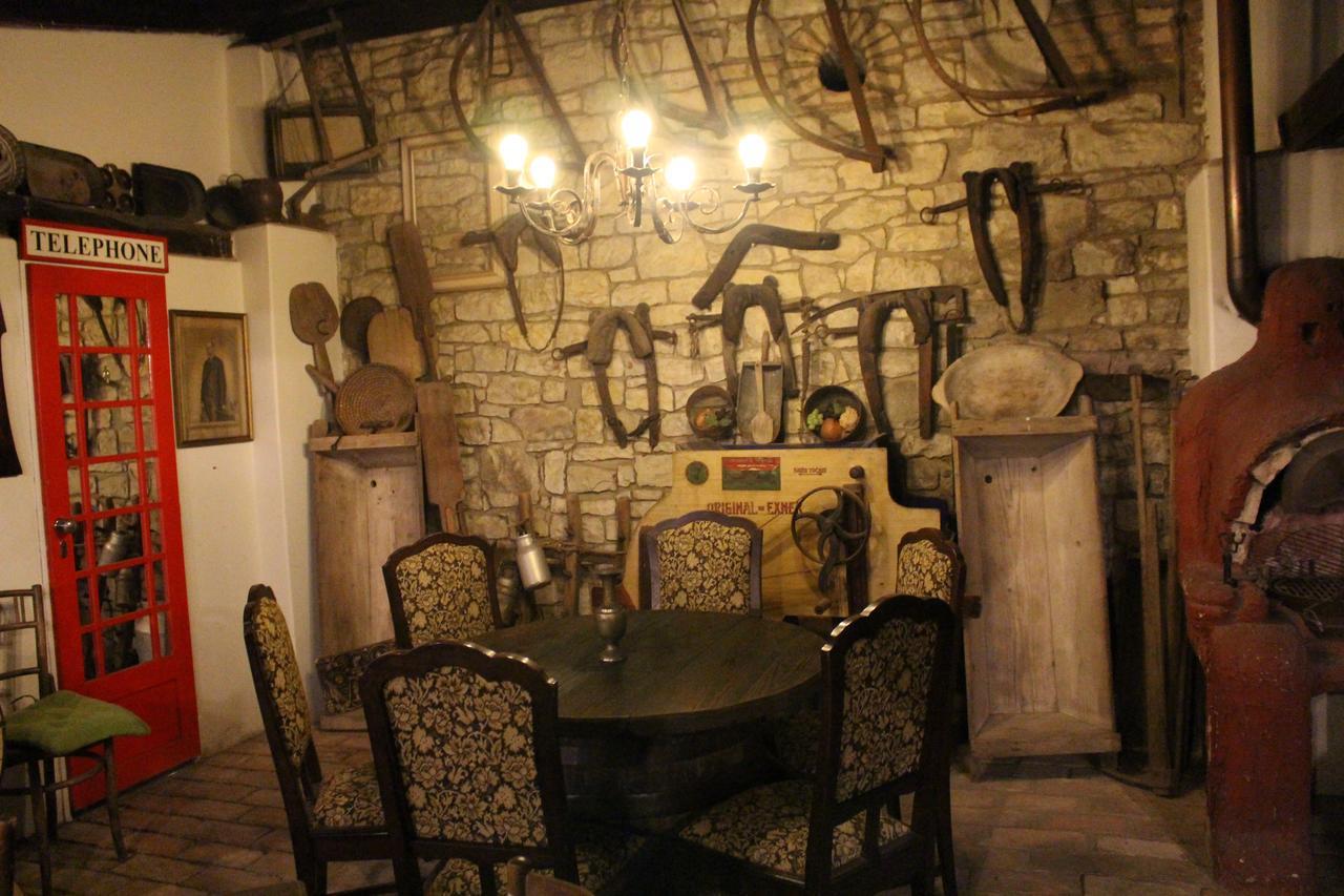 Hotel Cerny Kun Лоуни Екстер'єр фото