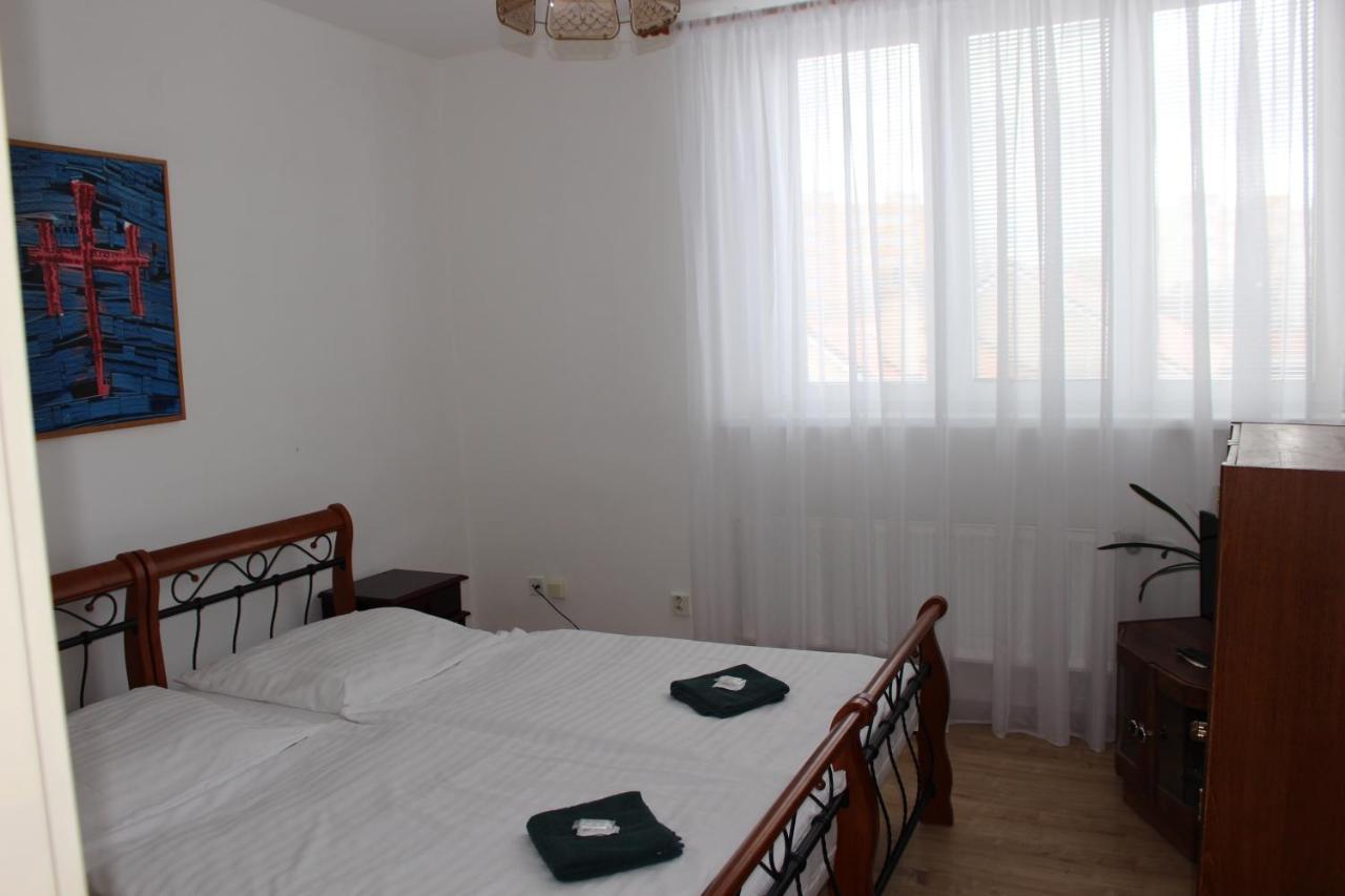 Hotel Cerny Kun Лоуни Екстер'єр фото