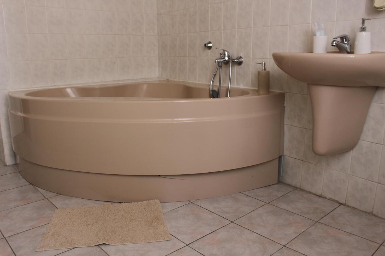 Hotel Cerny Kun Лоуни Екстер'єр фото